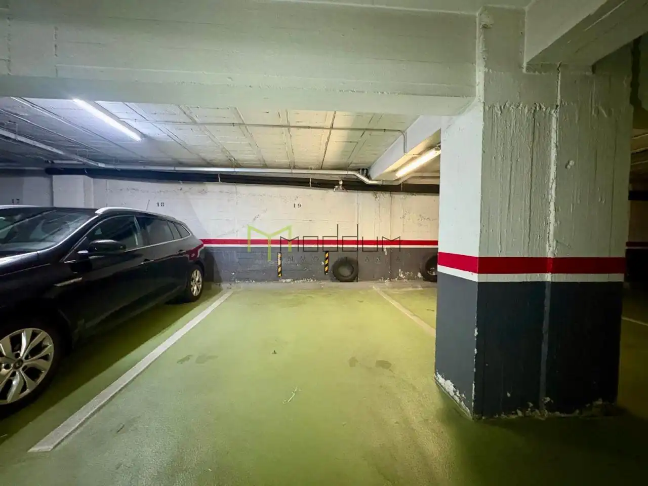 Garaje de alquiler en Montero Ríos, Ensanche - Sar