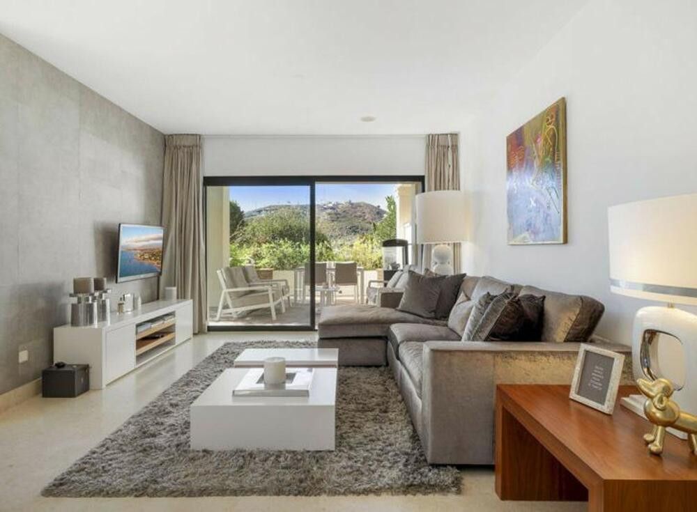 Sala de estar de Planta baja en venta en Benahavís con Aire acondicionado, Terraza y Piscina