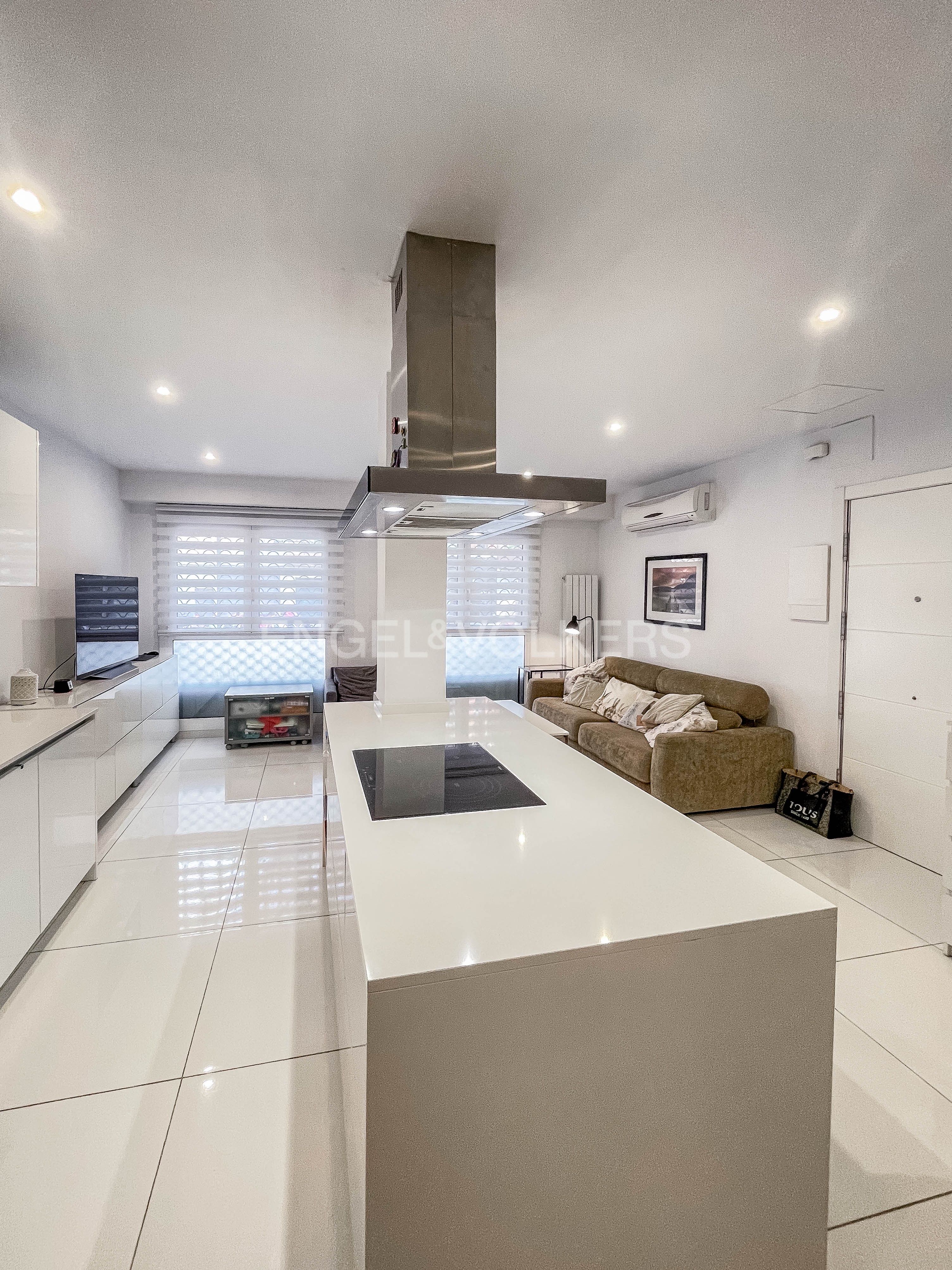 Sala d'estar de Apartament de lloguer en Cornellà de Llobregat amb Aire condicionat, Calefacció i Moblat