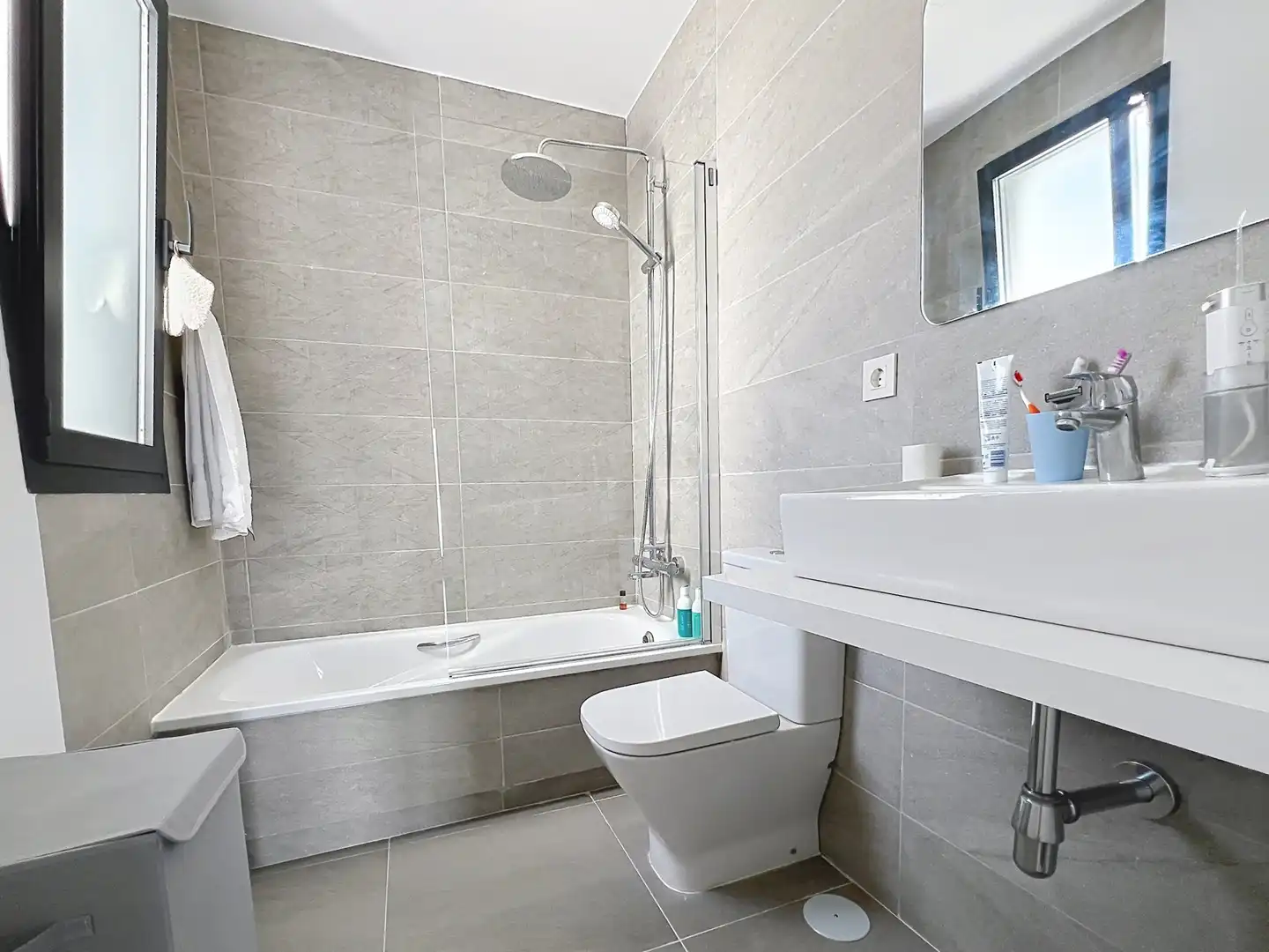 Badezimmer von Einfamilien-Reihenhaus zum Verkauf in Manilva mit Klimaanlage, Terrasse und Abstellraum