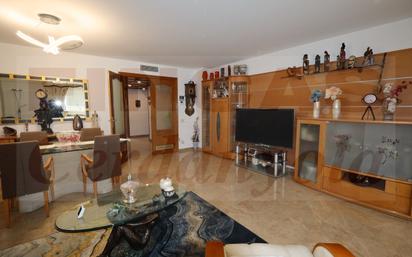 Sala d'estar de Dúplex en venda en Cerdanyola del Vallès amb Aire condicionat, Calefacció i Terrassa
