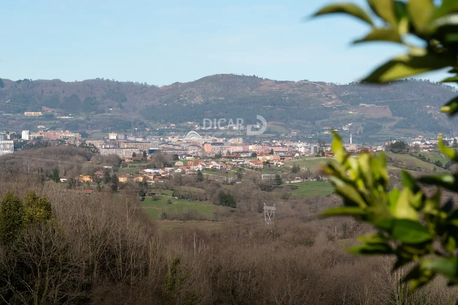 Vista exterior de Casa o xalet en venda en Oviedo  amb Calefacció, Jardí privat i Parquet