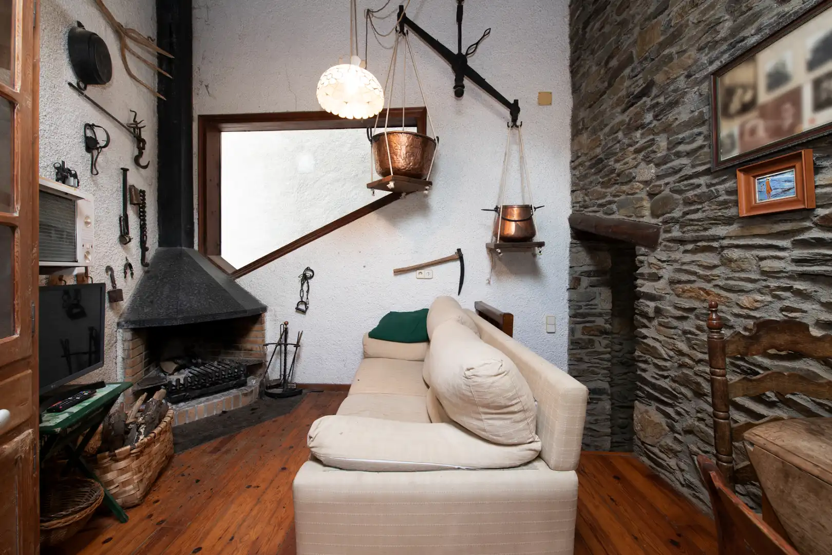 Sala d'estar de Finca rústica en venda en Bolvir amb Calefacció, Jardí privat i Parquet