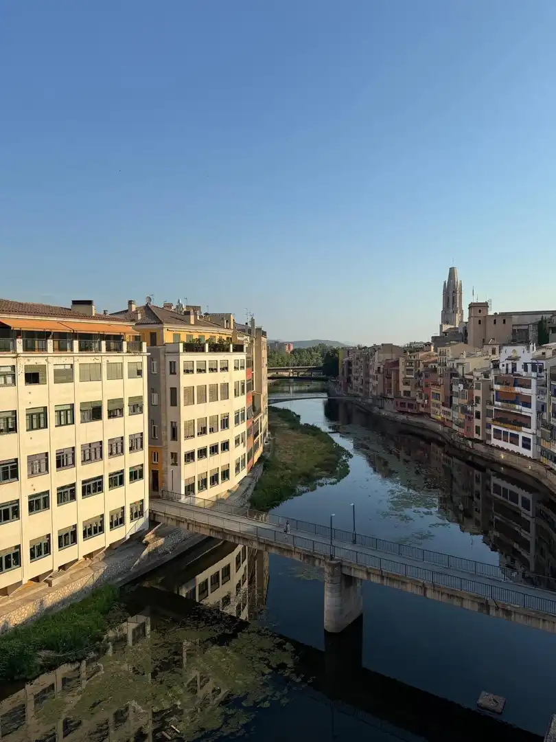 Vista exterior de Edificio en venta en Girona