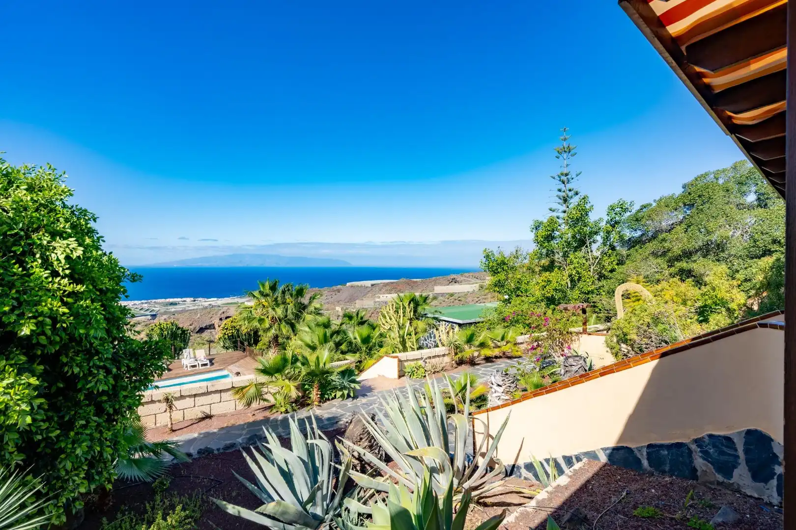 Vista exterior de Casa o xalet en venda en Guía de Isora amb Aire condicionat, Jardí privat i Terrassa