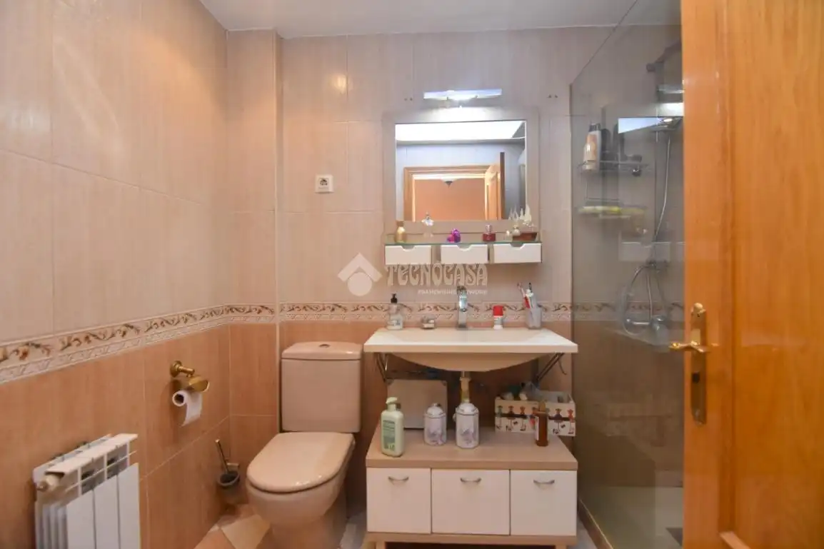 Baño de Casa adosada en venta en Villaviciosa de Odón con Aire acondicionado, Calefacción y Piscina