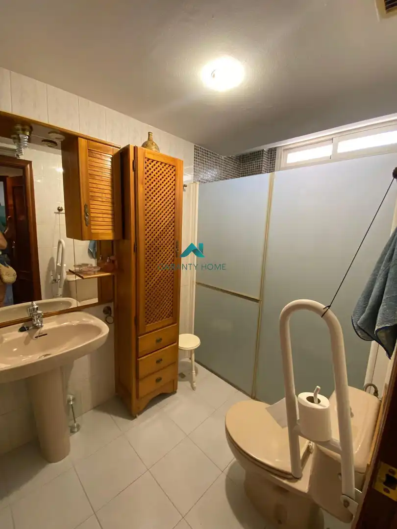Badezimmer von Wohnung zum Verkauf in Jaén mit Klimaanlage, Heizung und Balkon