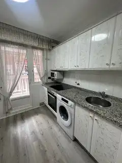 Cuina de Apartament de lloguer en León Capital  amb Calefacció, Parquet i Terrassa