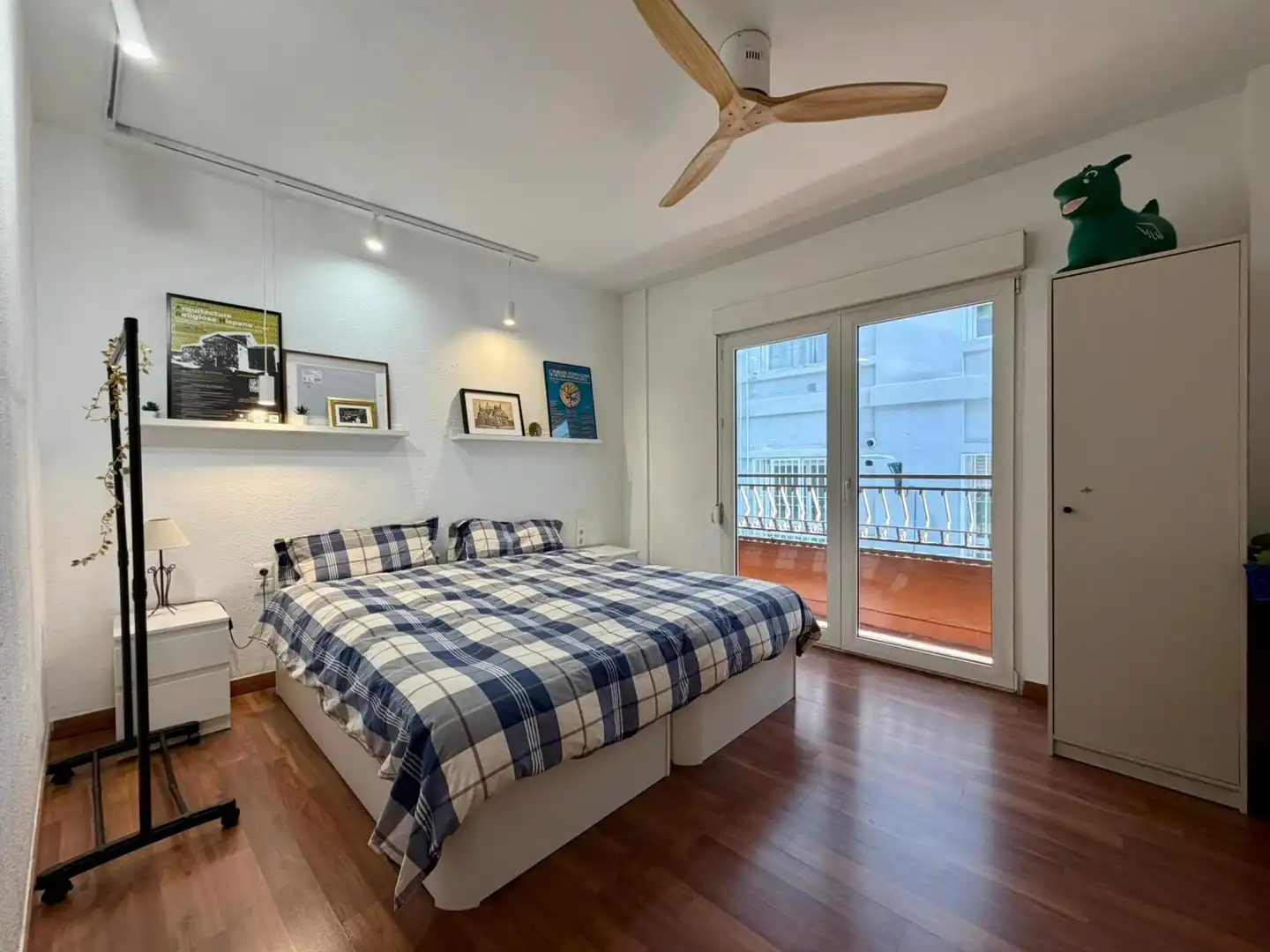 Bedroom of Flat for sale in Granada  with Air Conditioner, Parquet flooring and Balcony
