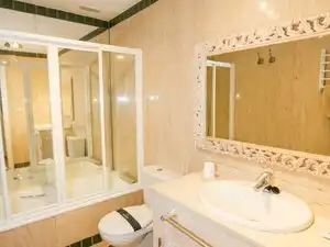 Bany de Casa o xalet de lloguer en Almuñécar amb Aire condicionat, Jardí privat i Terrassa