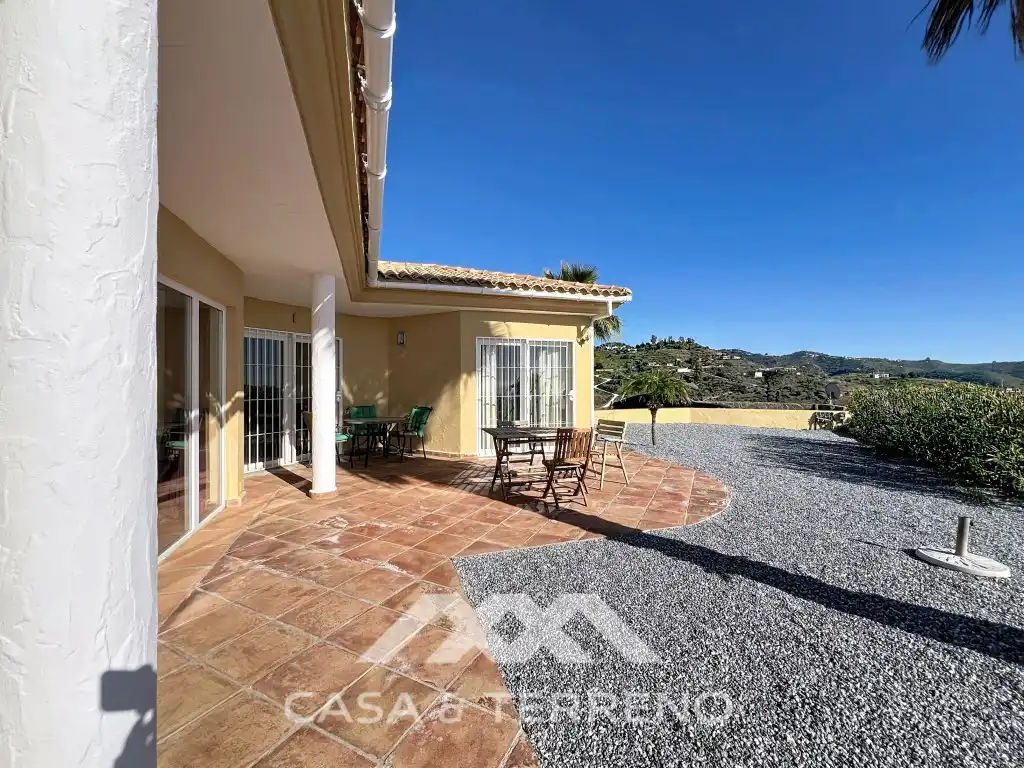 Vista exterior de Casa o xalet en venda en Algarrobo amb Jardí privat, Terrassa i Piscina