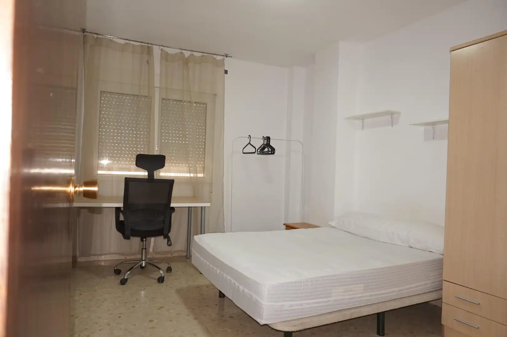 Dormitori de Pis de lloguer en Granada amb Calefacció i Moblat