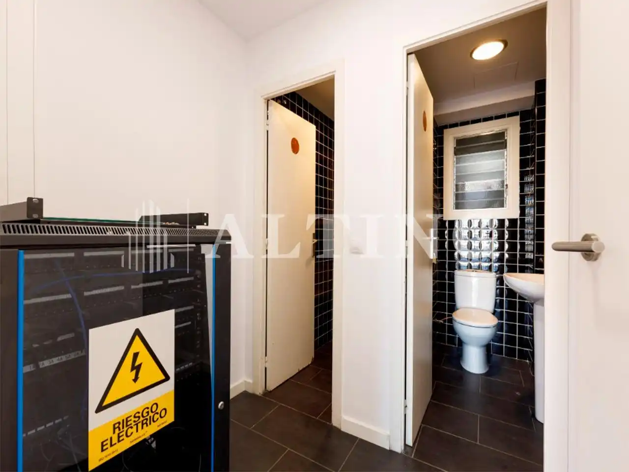 Baño de Oficina de alquiler en Barcelona con Aire acondicionado, Calefacción y Terraza