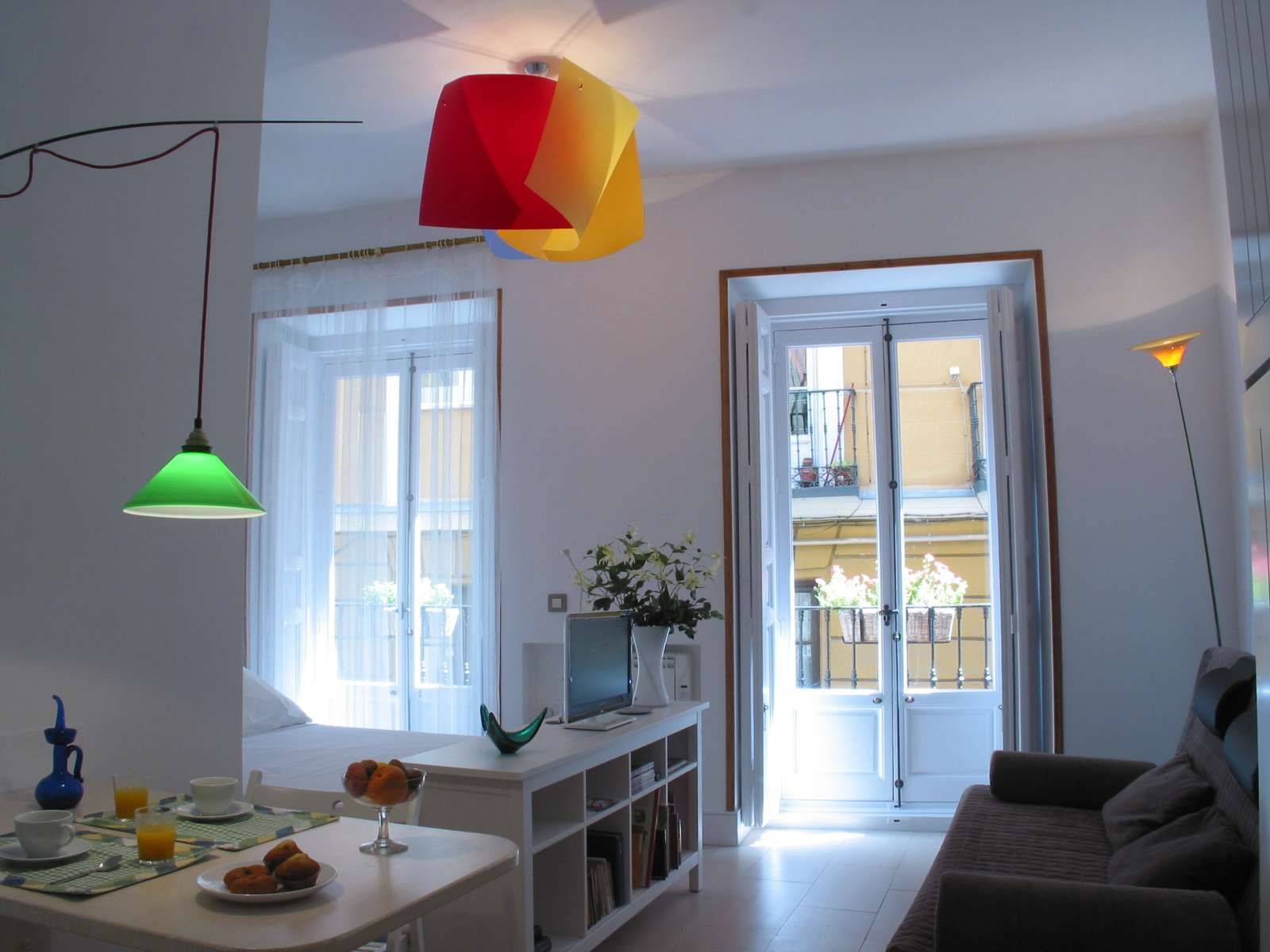 Bedroom of Study to share in  Madrid Capital  with Air Conditioner, Heating and Terrace