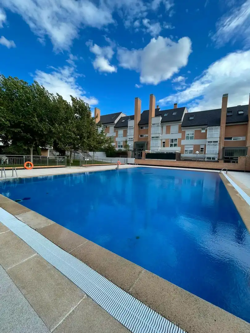 Schwimmbecken von Wohnung zur Miete in Las Rozas de Madrid mit Klimaanlage, Heizung und Terrasse