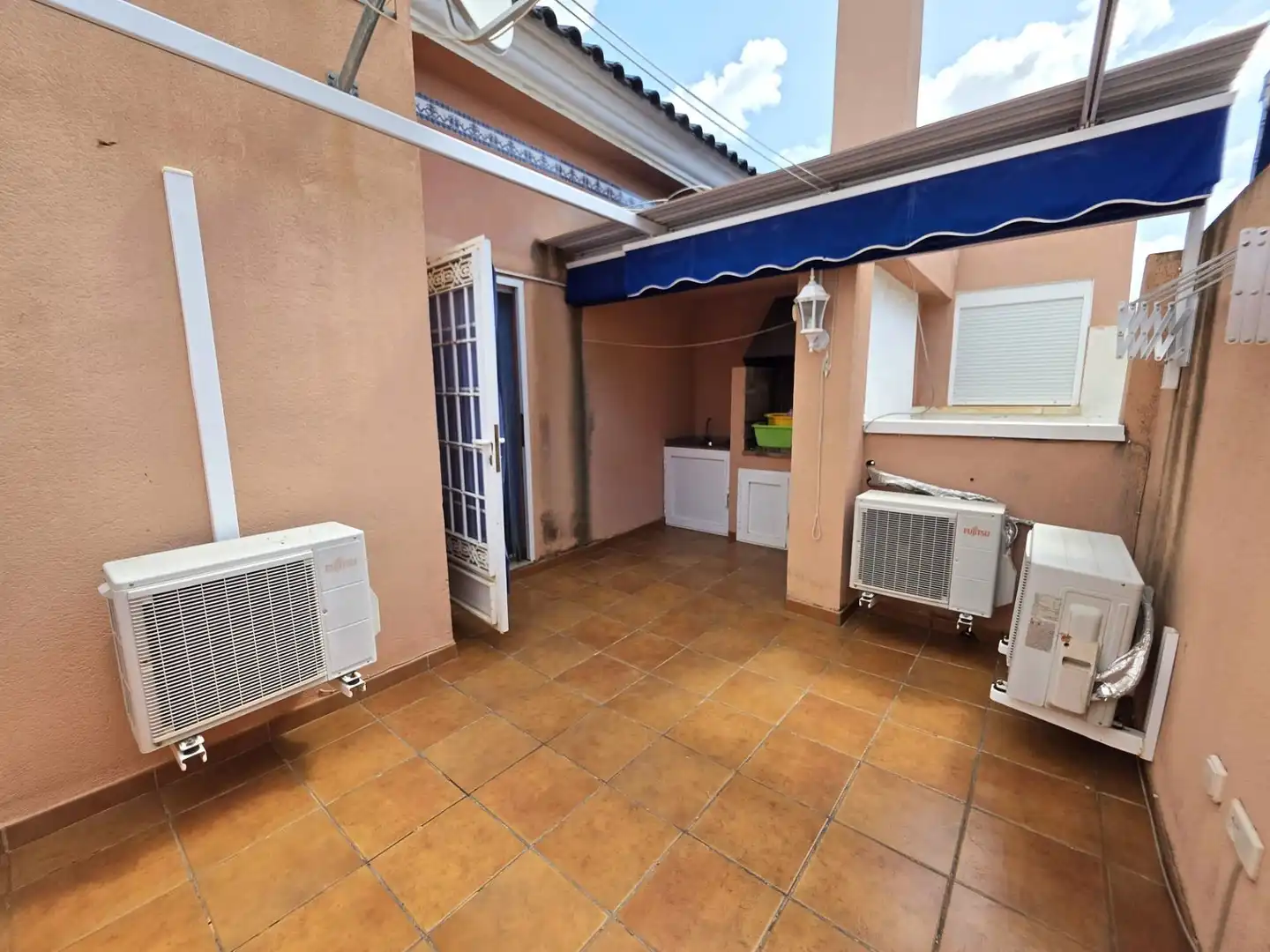 Terrasse von Einfamilien-Reihenhaus zum Verkauf in Santa Pola mit Klimaanlage, Terrasse und Möbliert