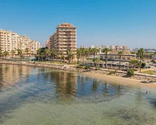Vista exterior de Àtic en venda en La Manga del Mar Menor amb Aire condicionat, Calefacció i Jardí privat