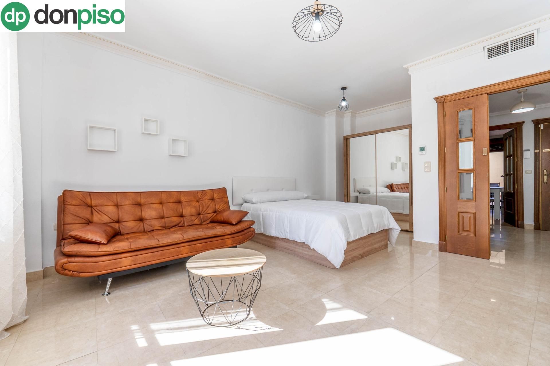 Dormitori de Pis de lloguer en  Granada Capital amb Aire condicionat i Alarma