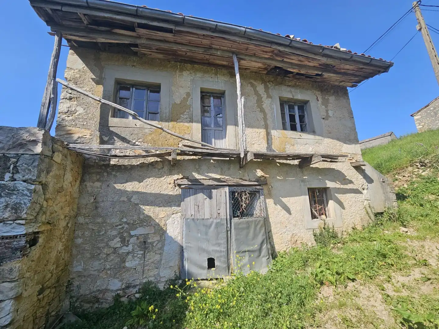 Außenansicht von Country house zum Verkauf in Belmonte de Miranda mit Privatgarten und Abstellraum