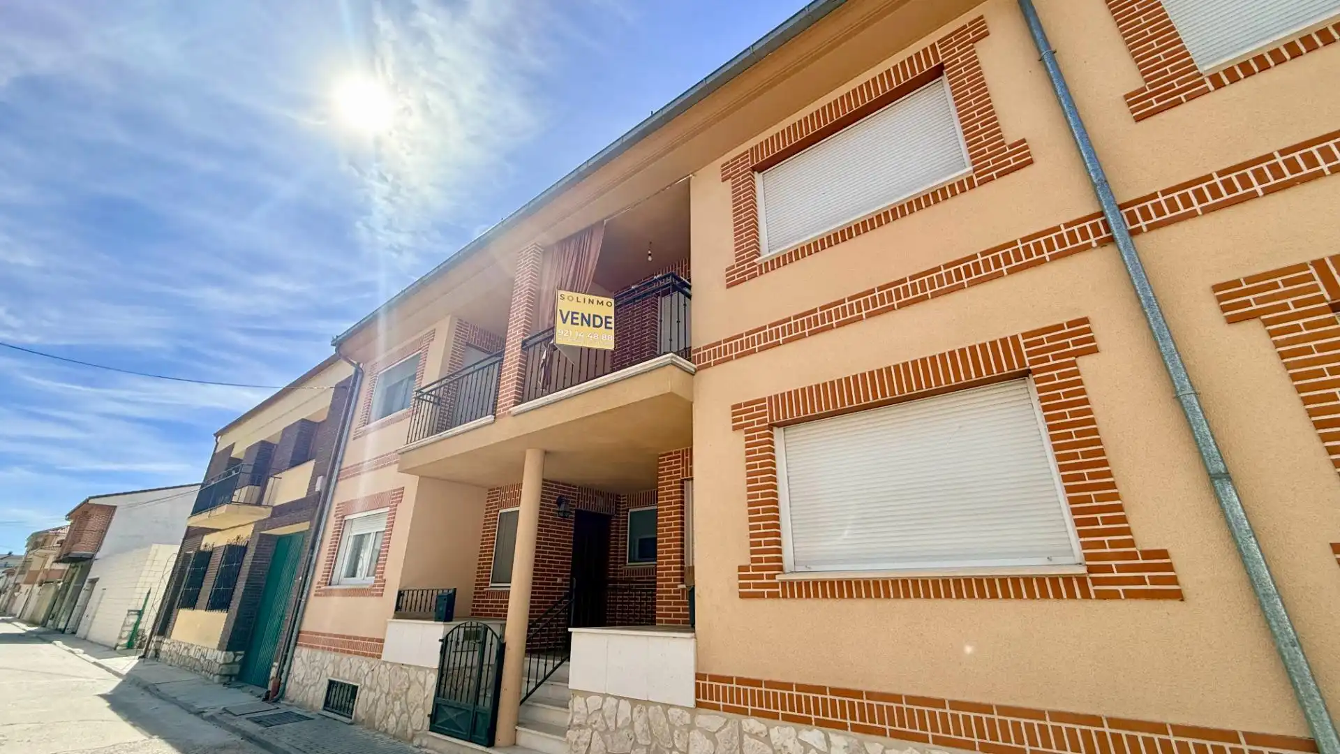 Außenansicht von Einfamilien-Reihenhaus zum Verkauf in Cuéllar mit Heizung, Privatgarten und Abstellraum