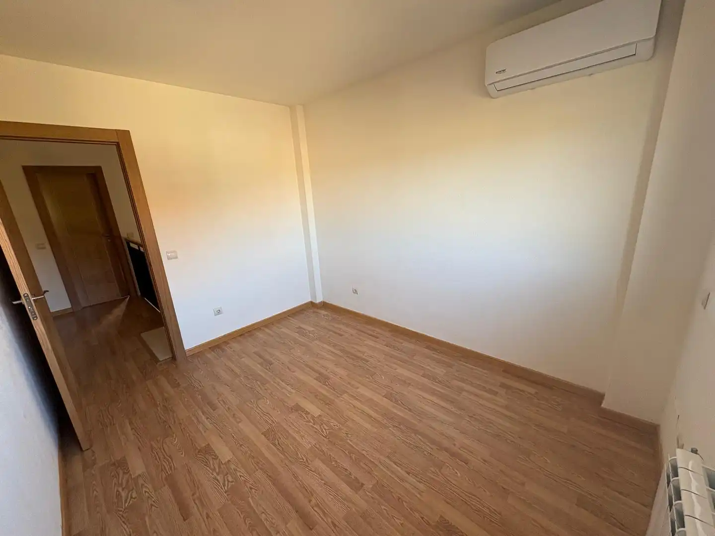 Dormitori de Casa o xalet en venda en Torres de la Alameda amb Aire condicionat, Calefacció i Jardí privat