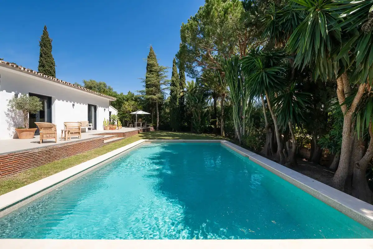 Piscina de Casa adosada en venda en Marbella amb Aire condicionat, Terrassa i Alarma