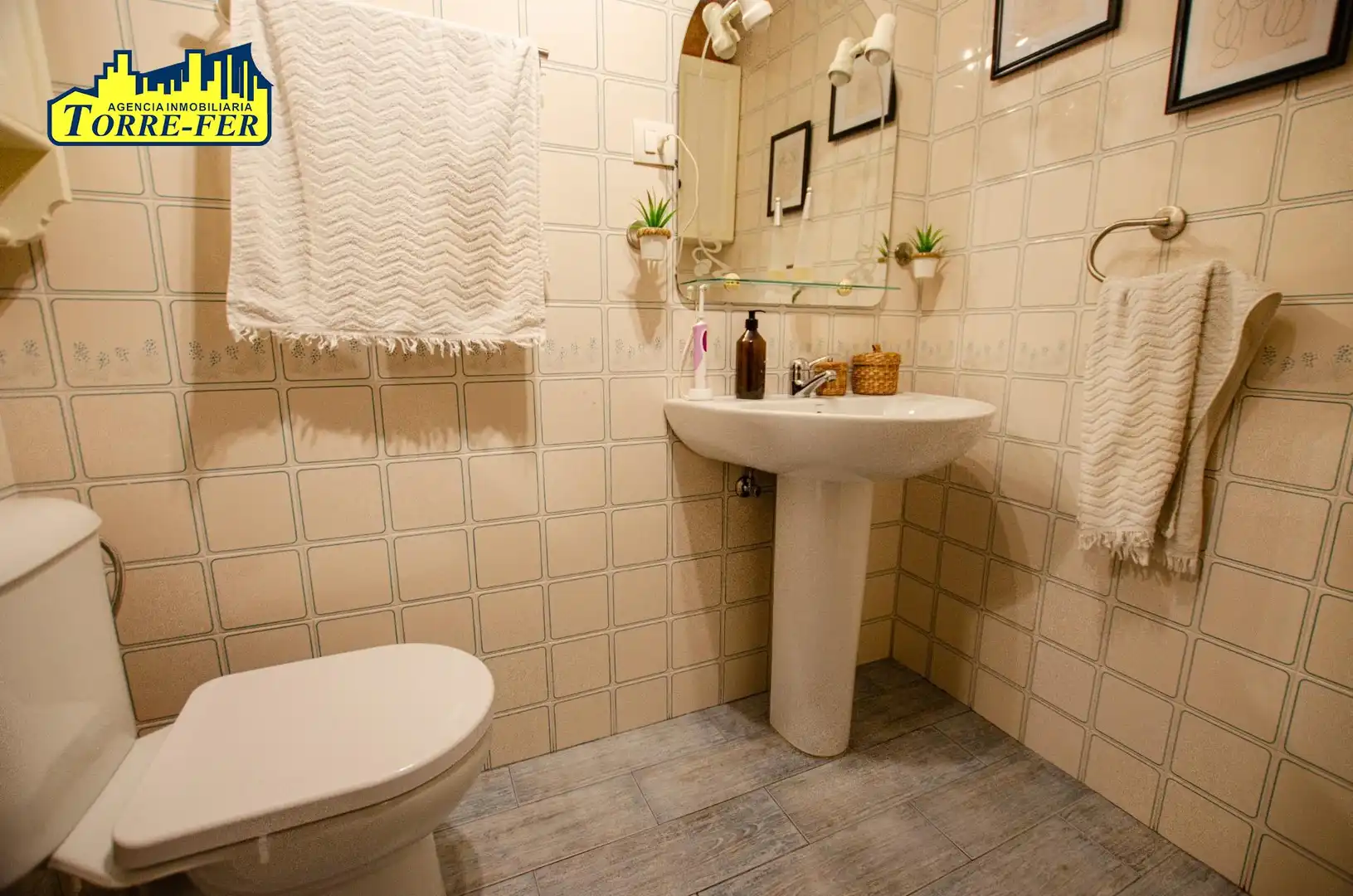Badezimmer von Wohnung zum Verkauf in Almería mit Klimaanlage und Heizung