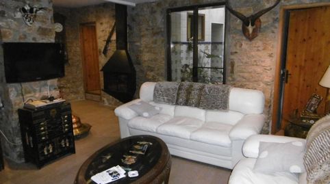 Casa de pueblo, reformada en su totalidad el 2005, apta para entrar a vivir,