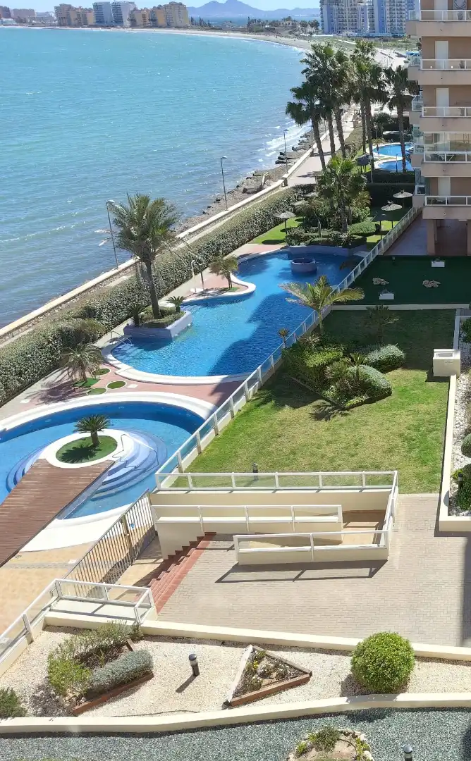Schwimmbecken von Wohnung zum Verkauf in La Manga del Mar Menor mit Klimaanlage, Heizung und Privatgarten