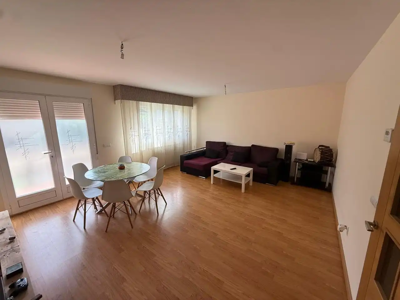 Sala d'estar de Casa adosada en venda en Cacabelos amb Calefacció i Jardí privat