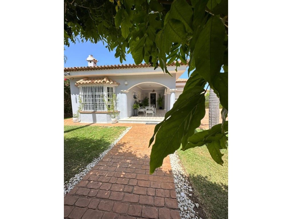 Jardí de Casa o xalet en venda en Chiclana de la Frontera amb Rentadora