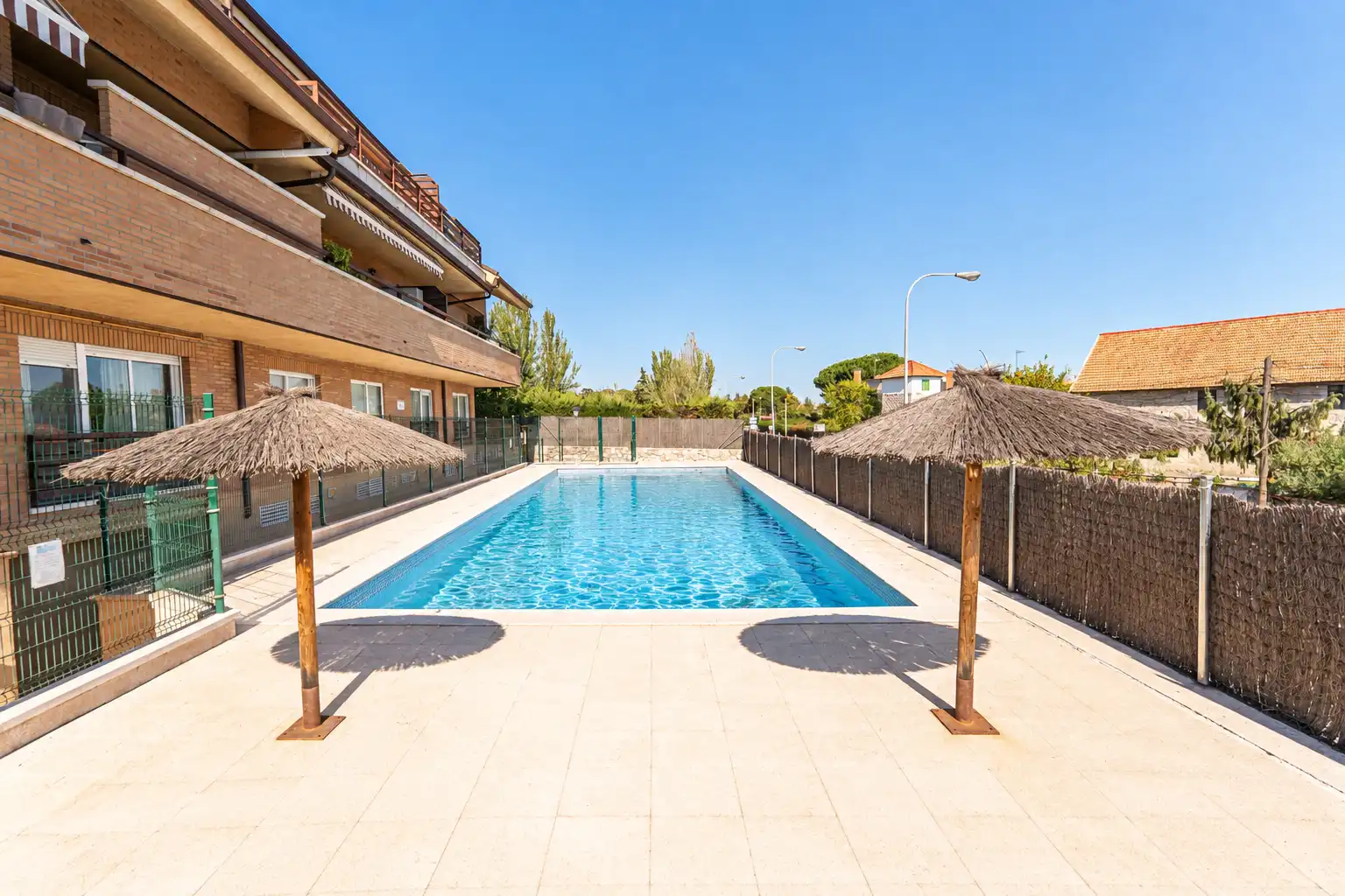 Schwimmbecken von Maisonette zum Verkauf in Torrelodones mit Klimaanlage, Heizung und Parkett