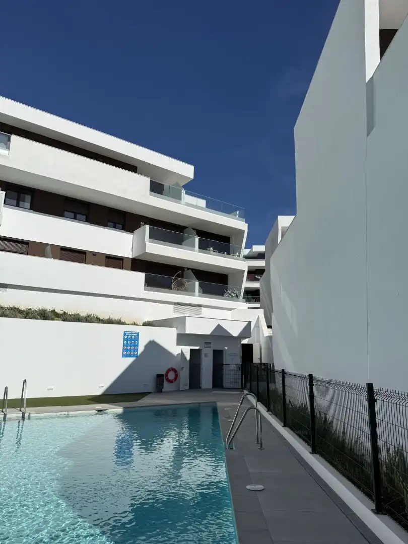 Vista exterior de Pis en venda en Estepona amb Aire condicionat, Terrassa i Internet