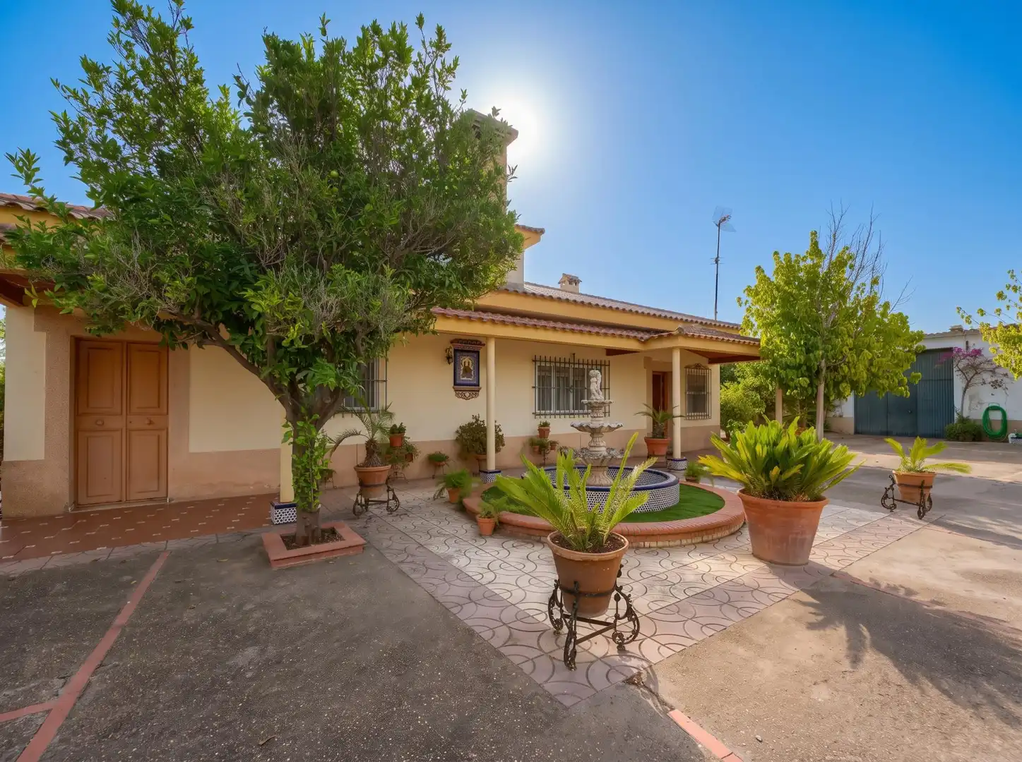 Vista exterior de Casa o xalet en venda en Carmona amb Jardí privat, Terrassa i Piscina