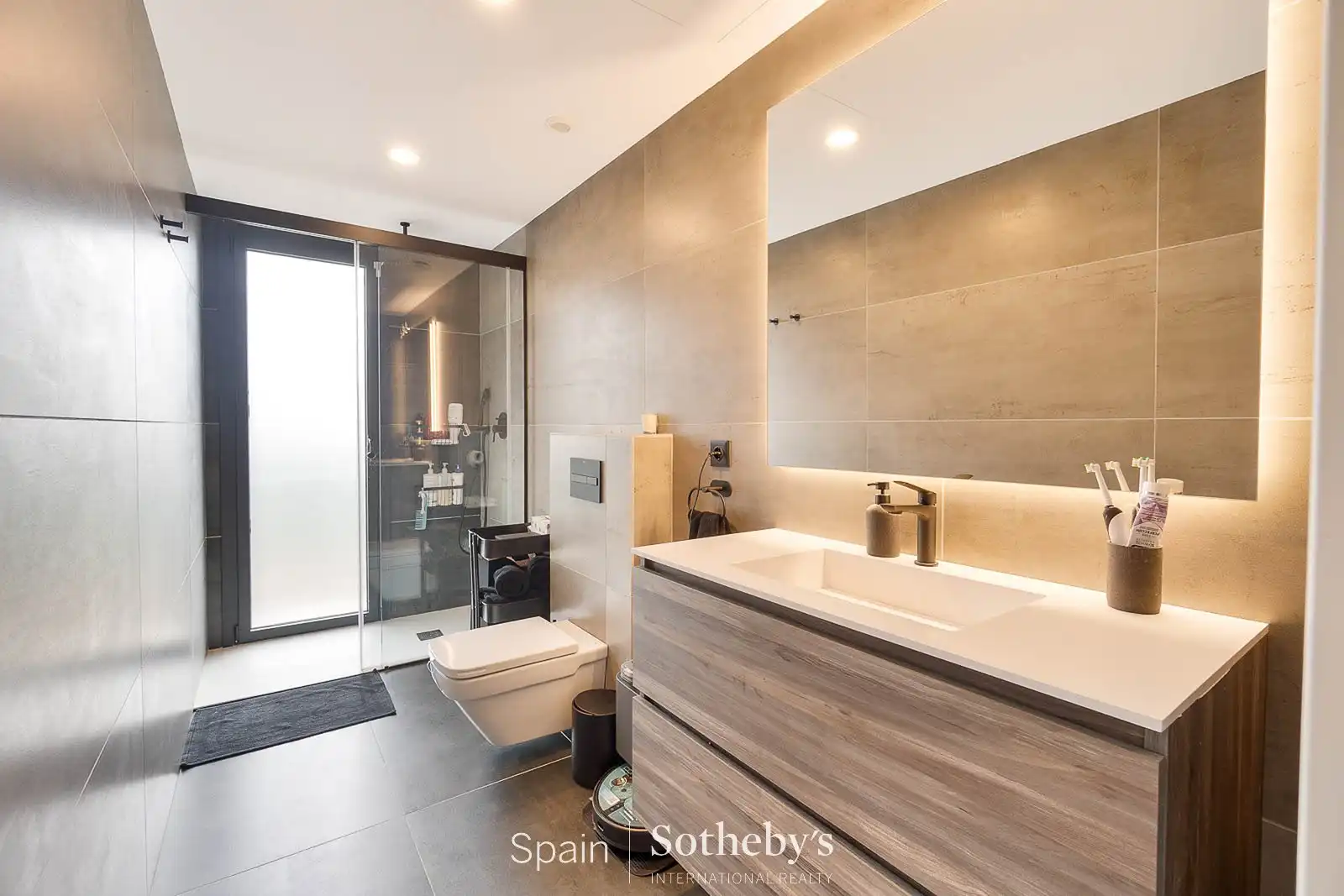 Bany de Casa o xalet en venda en Navata amb Aire condicionat, Jardí privat i Terrassa