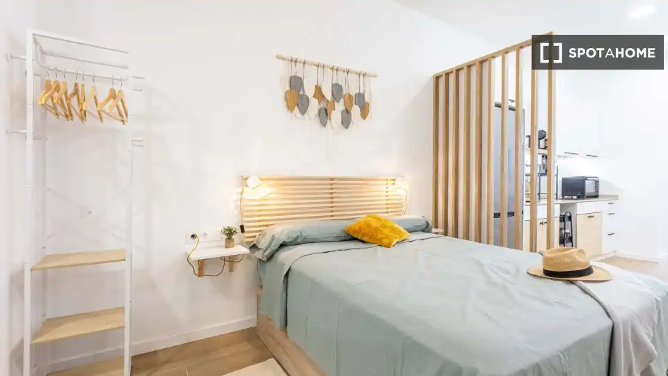 Bedroom of Flat for rent in Valencia  with Air Conditioner, Heating and Furnished