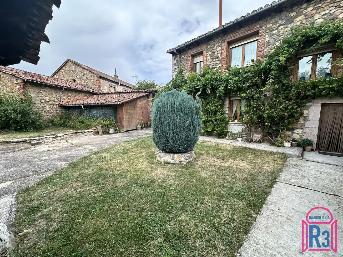 Jardí de Casa o xalet en venda en Matallana de Torío amb Moblat