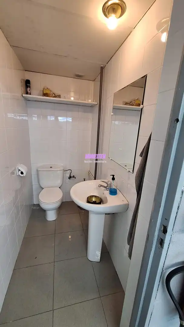 Baño de Local de alquiler en Badalona con Aire acondicionado