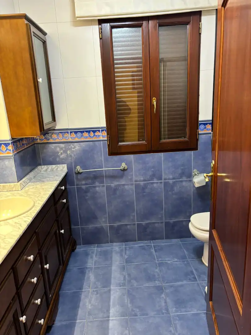 Bathroom of Flat for sale in Jaén  with Air Conditioner, Parquet flooring and Terrace