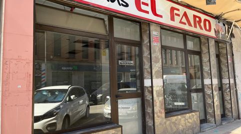 Os presentamos este estupendo local comercial en venta, ubicado en la calle Hernán Cortés, a tan solo 25 metros de la Avenida Cant