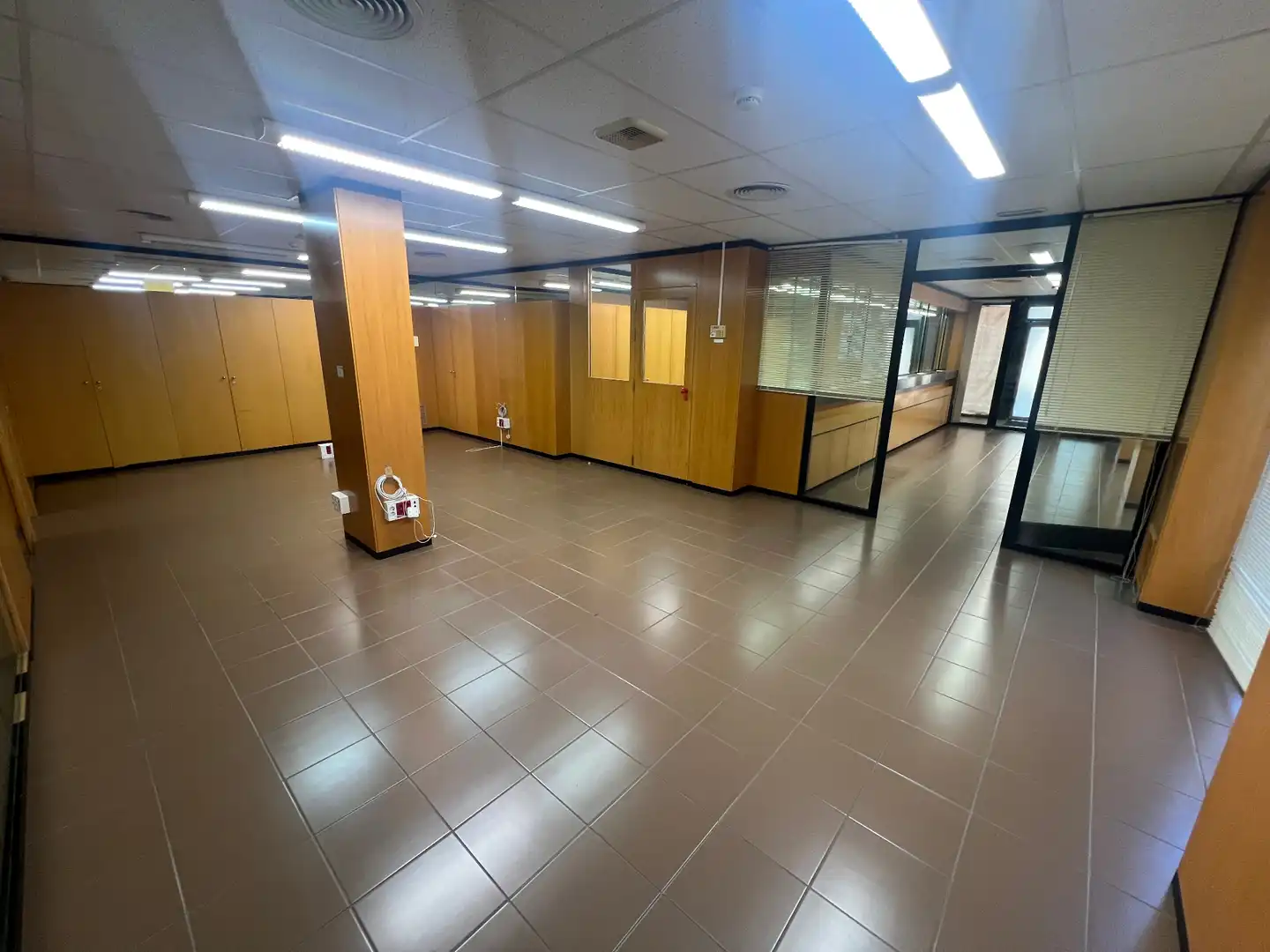 Commercial properties for rent in Cervera  with Air Conditioner, Heating and Furnished