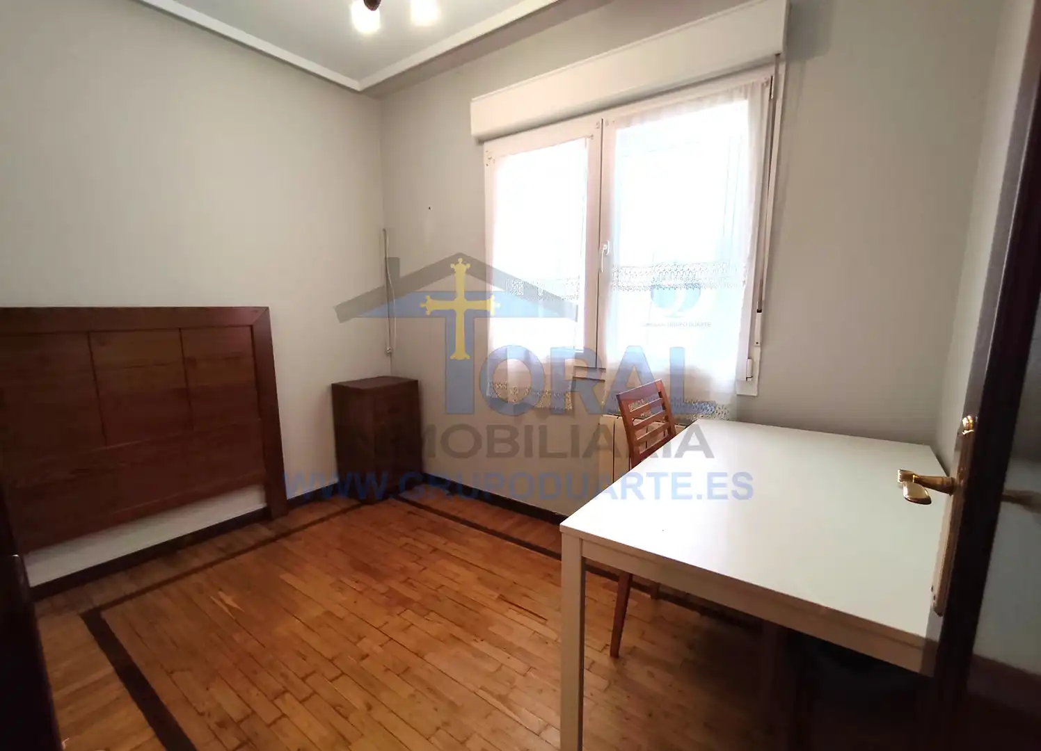 Schlafzimmer von Wohnung zur Miete in Gijón  mit Heizung, Parkett und Möbliert