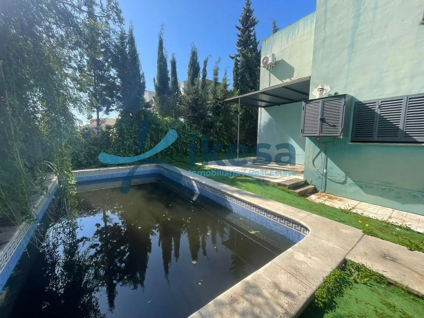 Piscina de Casa o xalet en venda en Espartinas amb Jardí privat, Piscina i Piscina comunitària