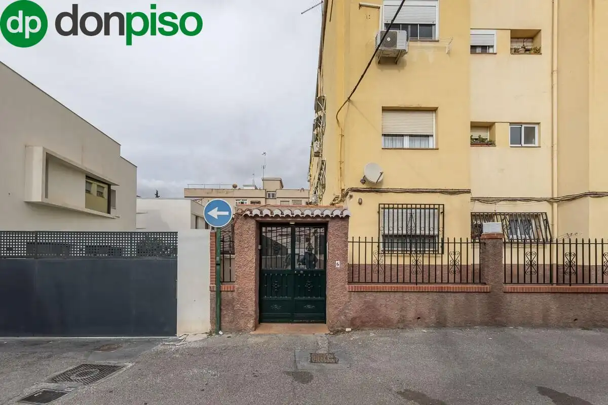 Exterior view of Flat for sale in Granada  with Air Conditioner and Parquet flooring