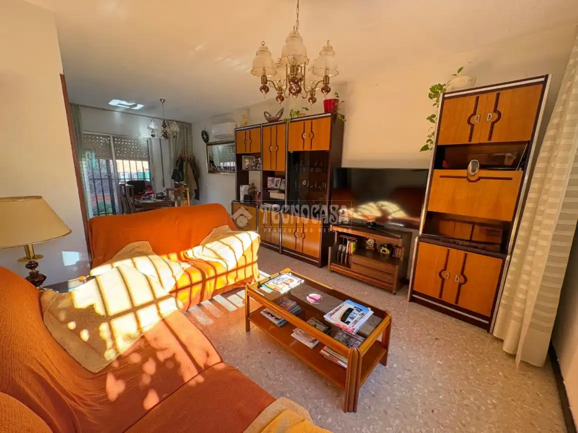Sala d'estar de Casa adosada en venda en Getafe amb Aire condicionat i Terrassa