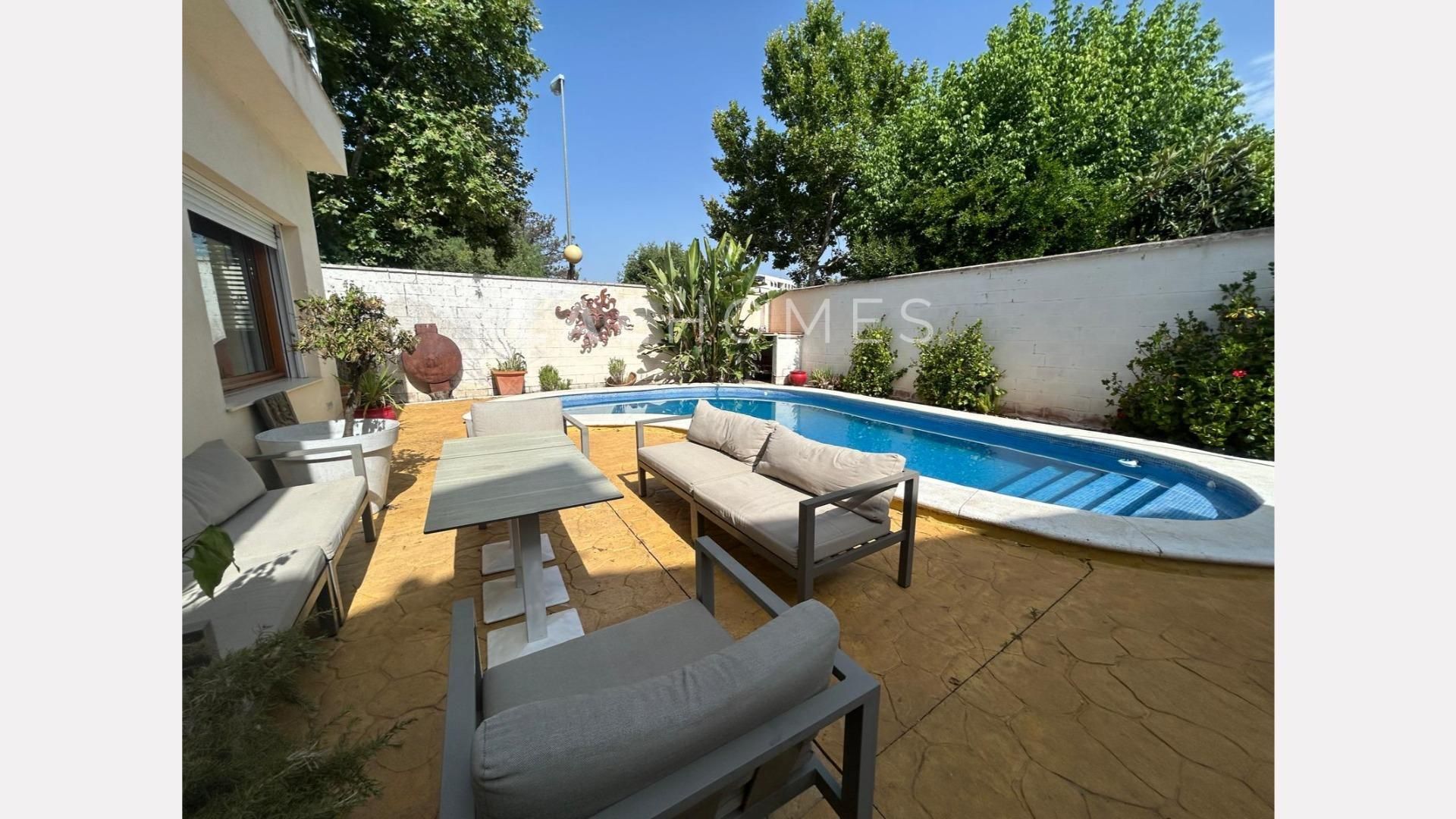 Vista exterior de Casa o xalet en venda en Mairena del Aljarafe amb Aire condicionat, Jardí privat i Terrassa