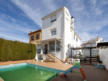 Casa aparellada amb balcó en venda a Avenida Monteluz 329