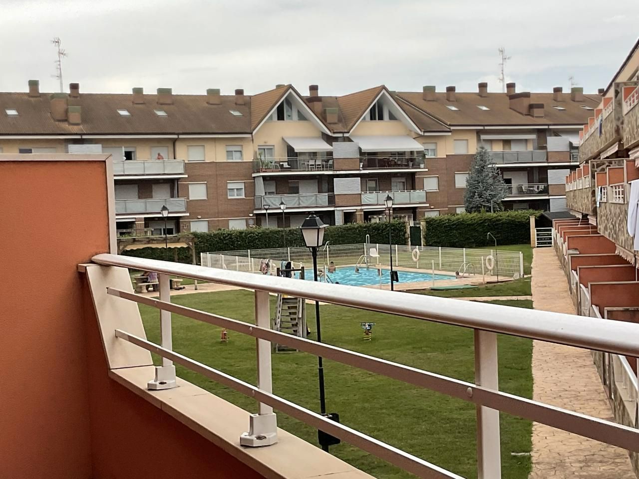 Piscina de Pis en venda en Alesanco amb Calefacció, Traster i Moblat