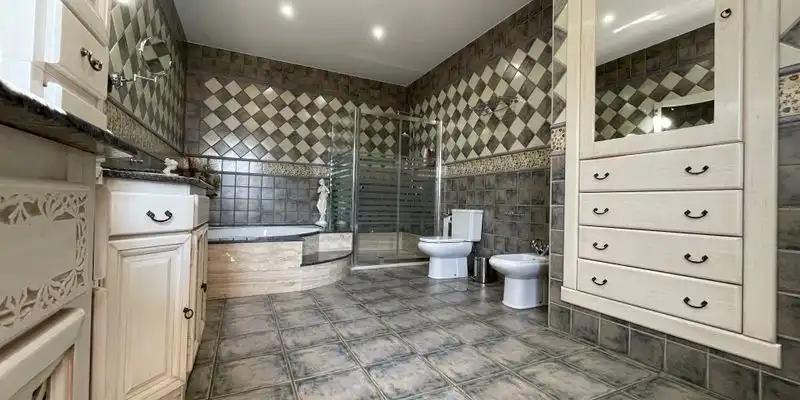 Bany de Casa o xalet en venda en Loja amb Aire condicionat, Jardí privat i Terrassa