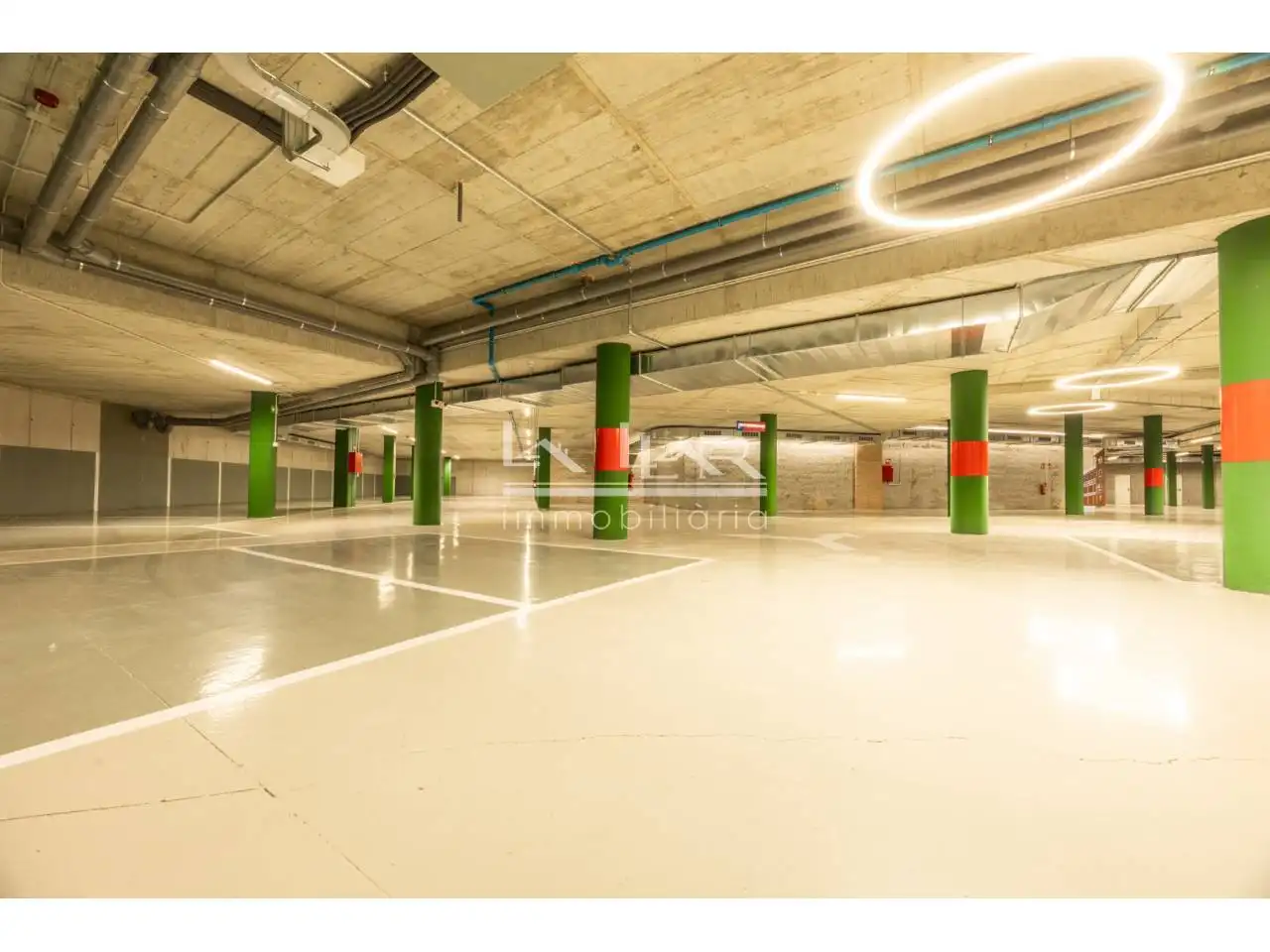 Parking de Piso de alquiler en Vic con Calefacción, Terraza y Trastero